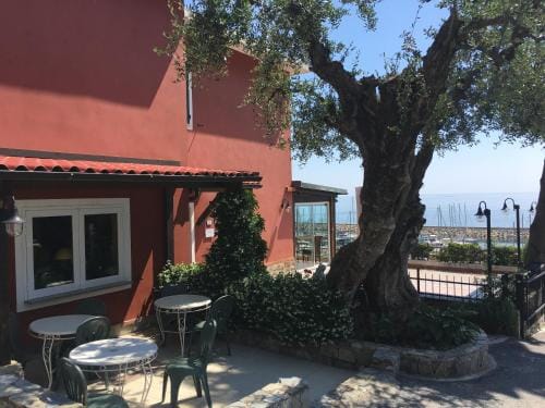 Baia dei Gabbiani Hotel in Liguria