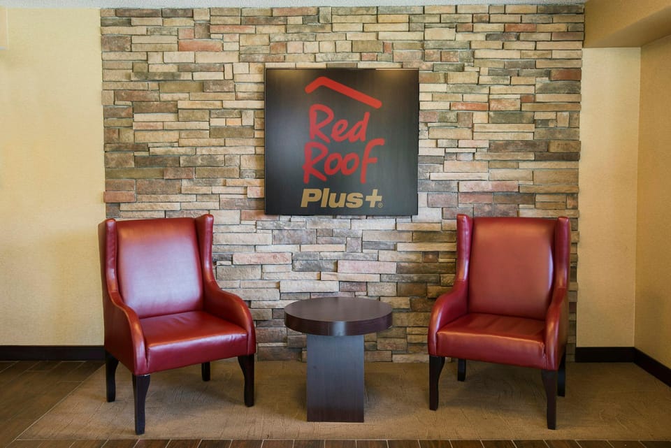 Red Roof PLUS+ Chicago - Willowbrook Hotel in Willowbrook