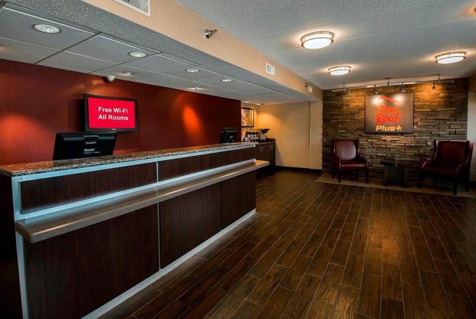 Red Roof PLUS+ Chicago - Naperville Hotel in Warrenville