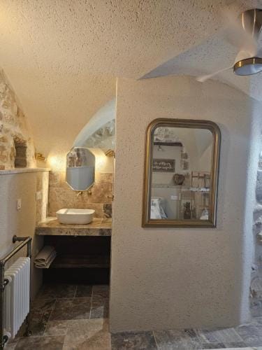 Nid Mineral - Suite voutee de charme au cœur de Vallon Pont d'Arc Hotel in Vallon-Pont-d'Arc