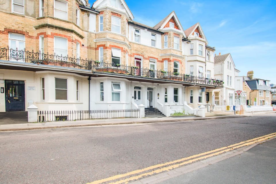 OYO The Lodge Bournemouth Hotel in Bassetlaw District