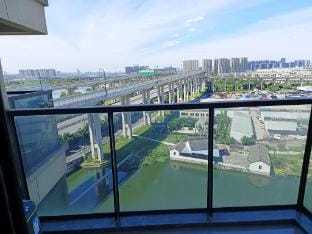 Left 2019 Homestay (Shaoxing Shaoxing Station Branch) Hotel in Hangzhou