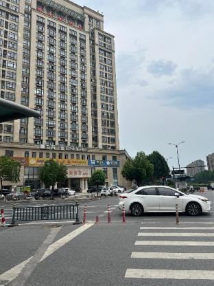 Little Tomato Homestay (Shaoxing Paojiang Development Zone Branch) Hotel in Hangzhou