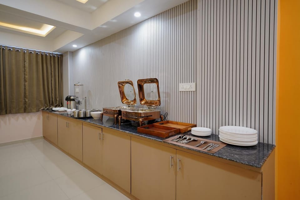 Hotel Elite Inn - Mirzapur Hotel in Ahmedabad