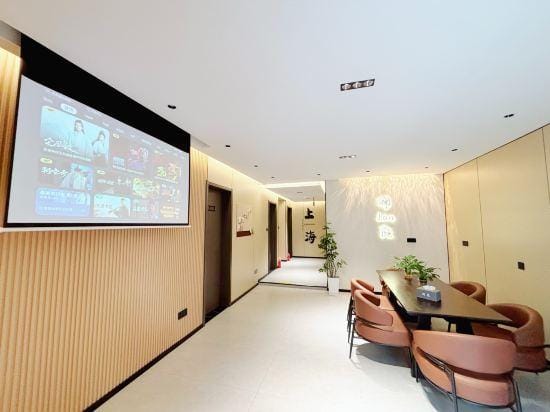 Lanting Homestay (Shanghai National Exhibition and Convention Center Hongqiao Railway Station) Hotel in Shanghai