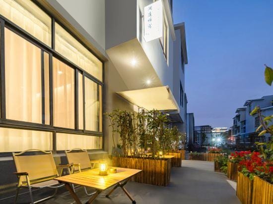Lanting Homestay (Shanghai National Exhibition and Convention Center Hongqiao Railway Station) Hotel in Shanghai