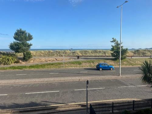 284 - Room 5 - Beachfront - Fantastic sea views Hotel in Swansea