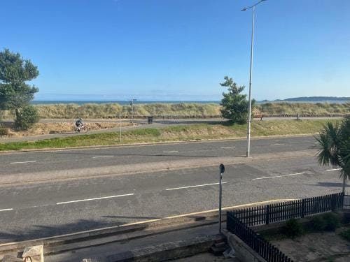 284 - Room 5 - Beachfront - Fantastic sea views Hotel in Swansea