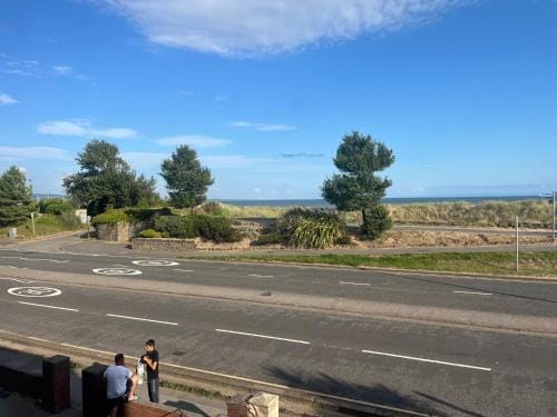 284 - Room 5 - Beachfront - Fantastic sea views Hotel in Swansea