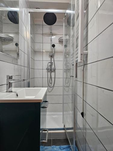 Chambre confort - salle de bain - 5 mins Gare Annemasse Hotel in Annemasse