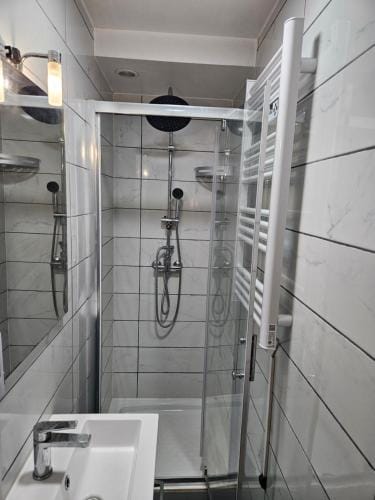 Chambre confort - salle de bain - 5 mins Gare Annemasse Hotel in Annemasse