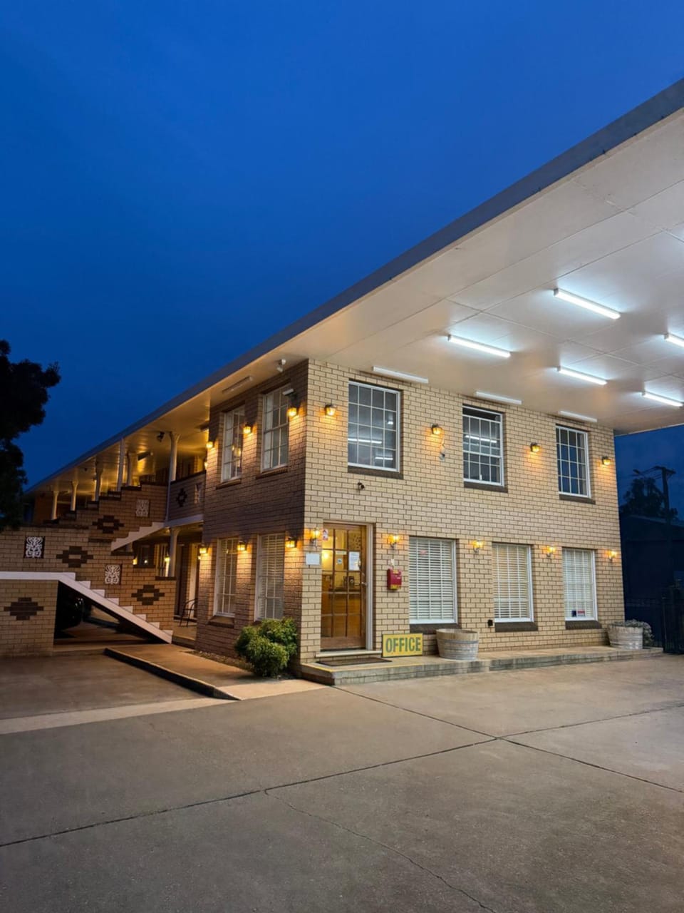 Crown Motel Wellington Hotel in New South Wales