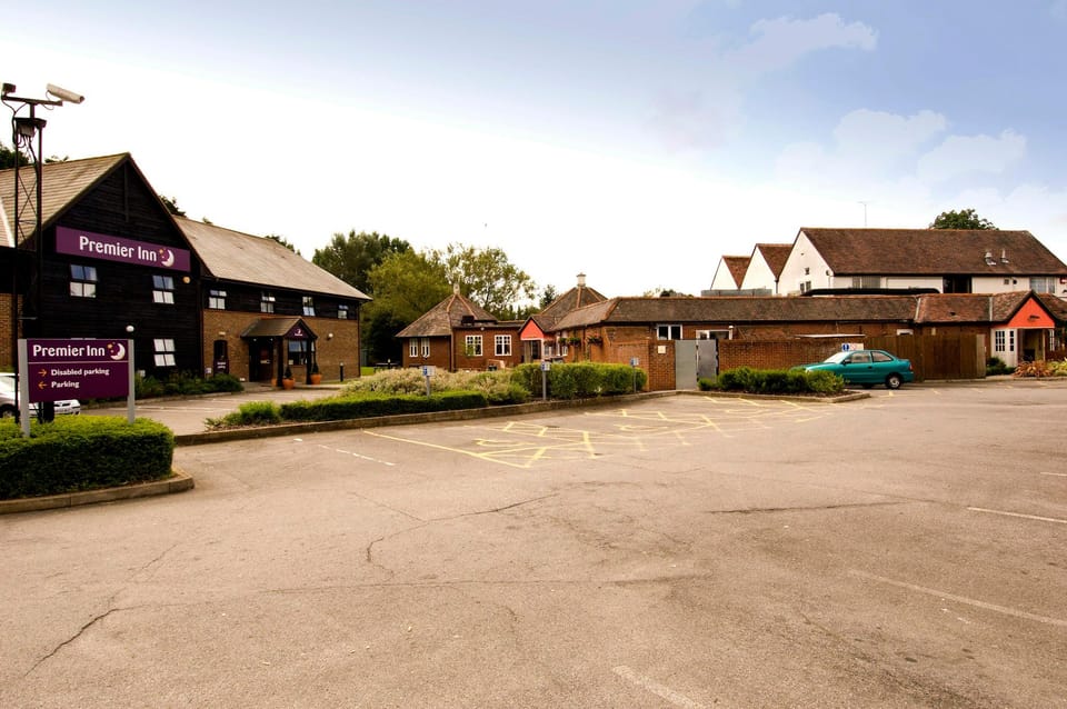 Premier Inn Farnborough West - Southwood Hotel in Farnborough