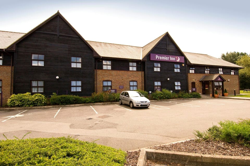 Premier Inn Farnborough West - Southwood Hotel in Farnborough