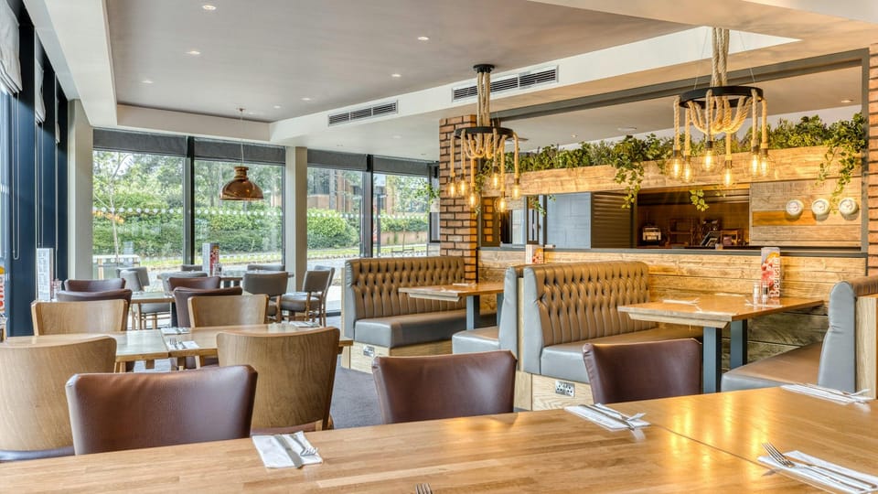 Premier Inn Bristol Parkway - M32 Hotel in Bristol