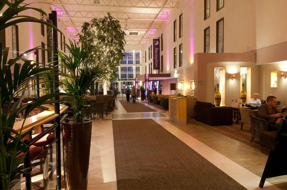 Premier Inn London Heathrow Airport T2 & T3 - Bath Road Hotel in London Borough of Hounslow