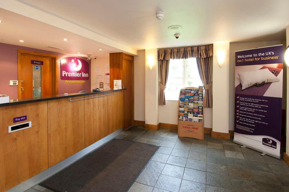 Premier Inn Manchester - Handforth Hotel in England