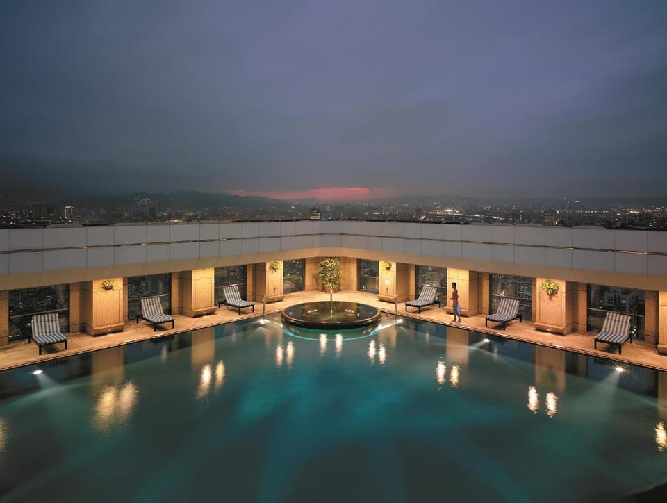 Swimming pool [outdoor]