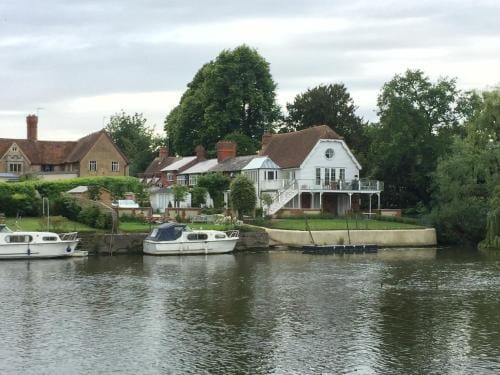 Thames Edge Rooms Hotel in South Oxfordshire District