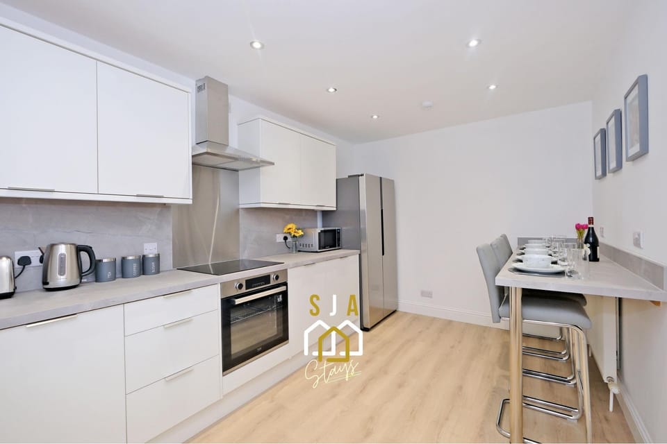 Bon Accord Square - SJA Stays - Modern 3 Bed Apartment Hotel in Aberdeen