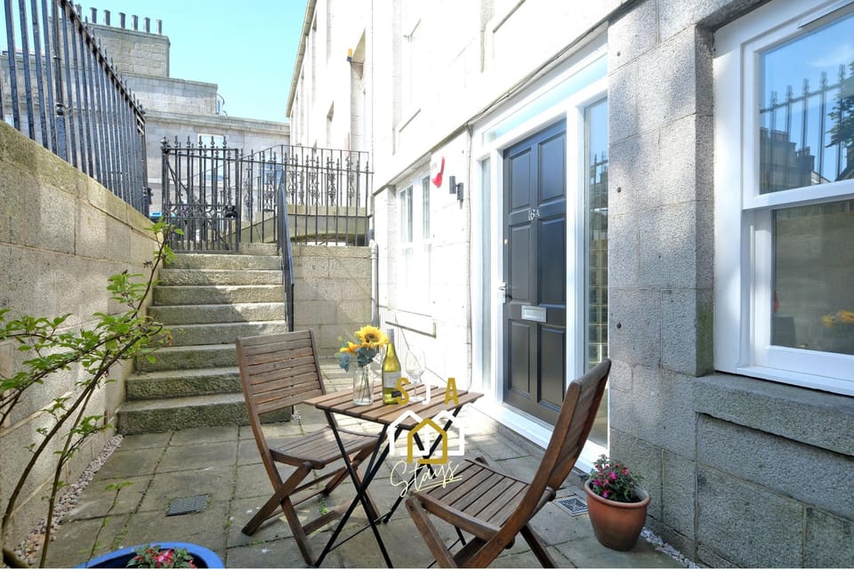 Bon Accord Square - SJA Stays - Modern 3 Bed Apartment Hotel in Aberdeen