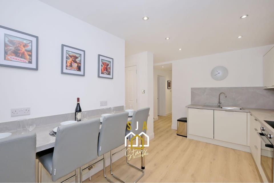 Bon Accord Square - SJA Stays - Modern 3 Bed Apartment Hotel in Aberdeen