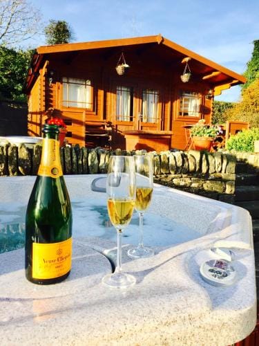 Chalet Superking bed Free Sauna jacuzzi Hotel in County Donegal