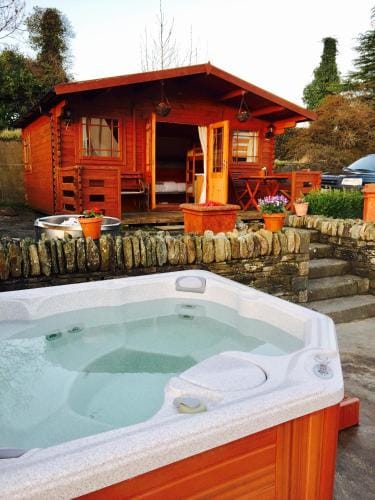 Chalet Superking bed Free Sauna jacuzzi Hotel in County Donegal