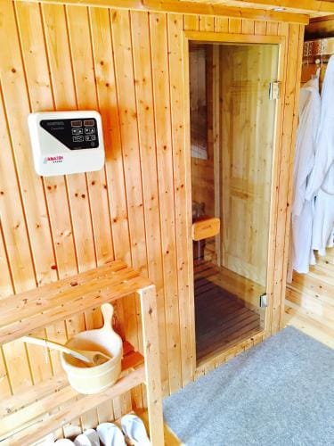 Chalet Superking bed Free Sauna jacuzzi Hotel in County Donegal