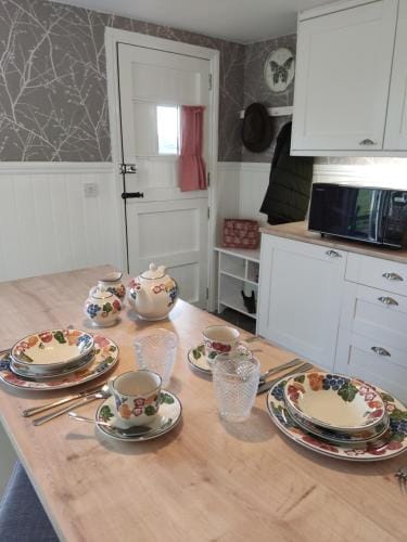 THE MOATS - CODDINGTON A small private thatched cottage B&B located in quiet countryside between Led Hotel in Malvern Hills District