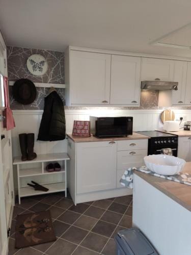 THE MOATS - CODDINGTON A small private thatched cottage B&B located in quiet countryside between Led Hotel in Malvern Hills District