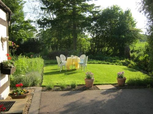 THE MOATS - CODDINGTON A small private thatched cottage B&B located in quiet countryside between Led Hotel in Malvern Hills District