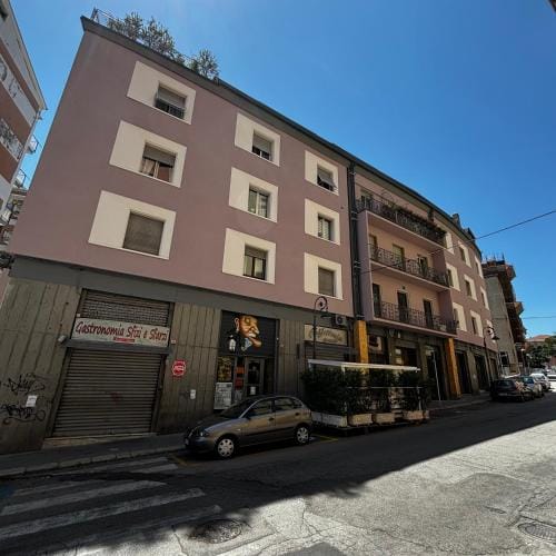 ESSENTIAL ROOM & PARKING in Centro Citta con Parcheggio Privato e WIFI Hotel in Basilicata