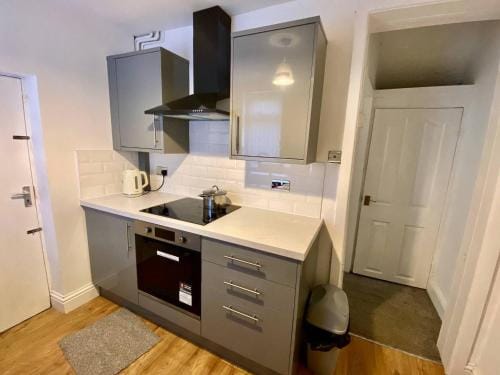 Quiet spacious room in Salford-Samson PLAB Hotel in Salford
