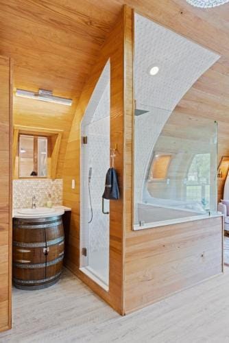 Rose Wine Barrel Cabin Inn in Rio Grande