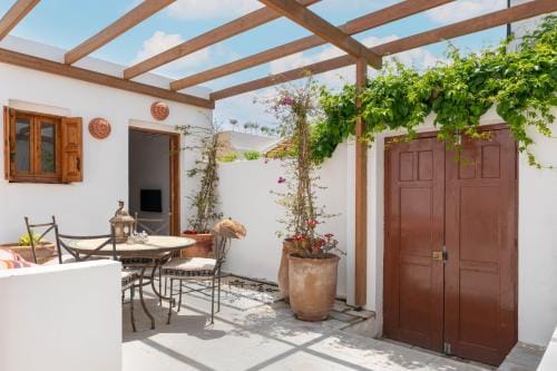 Villa Vasoula Lindos, Jasmine and Gardenia Suite Hotel in Lindos