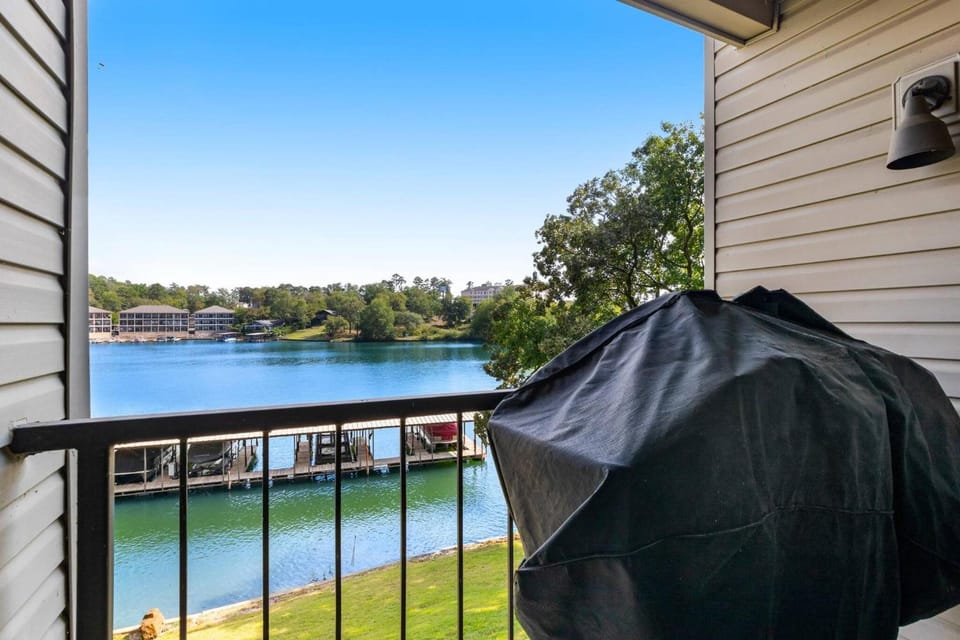 2BR Condo with Hot Tub & Pool Lodge in Lake Hamilton