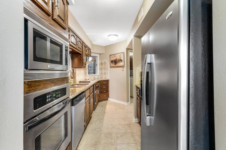 2BR Condo with Hot Tub & Pool Lodge in Lake Hamilton