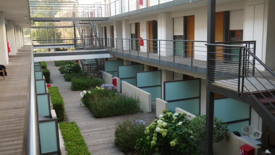 Modern Studio with Private Terrace & Pool – 15 min from Aix TGV  Apartment hotel in Aix-en-Provence