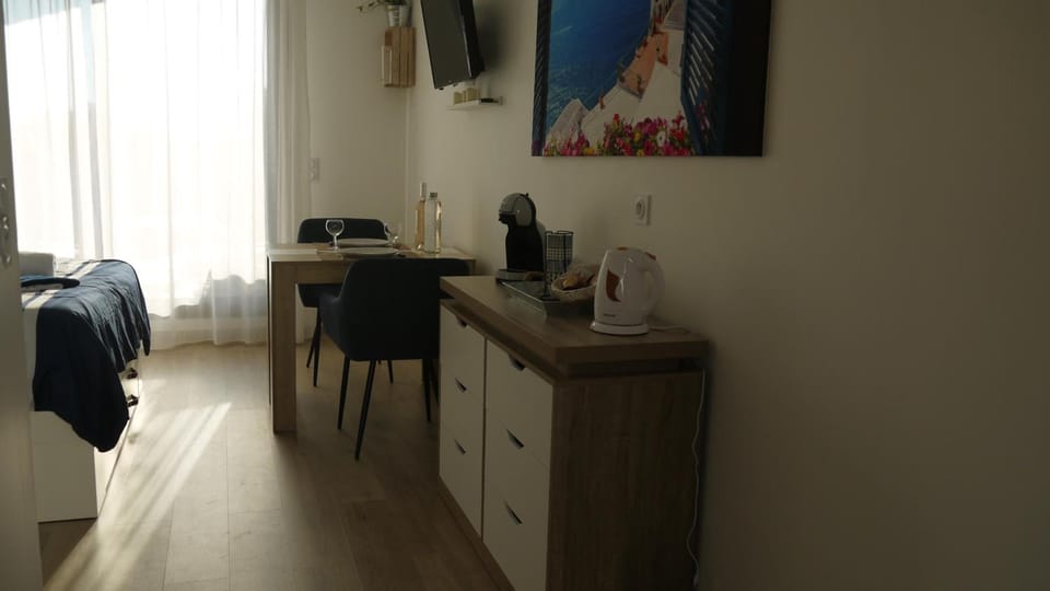 Modern Studio with Private Terrace & Pool – 15 min from Aix TGV  Apartment hotel in Aix-en-Provence