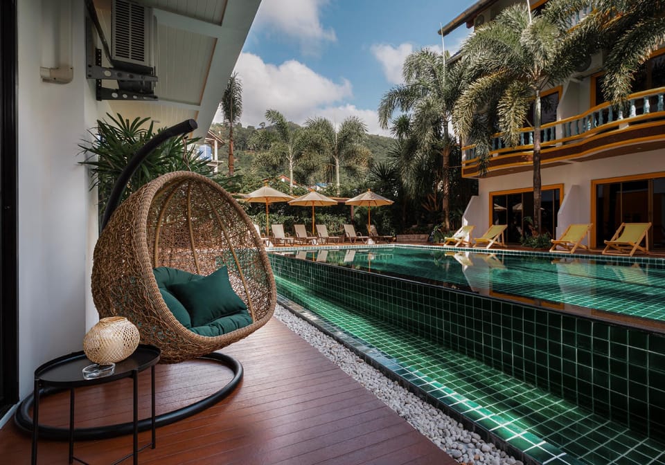 Swimming pool [outdoor]