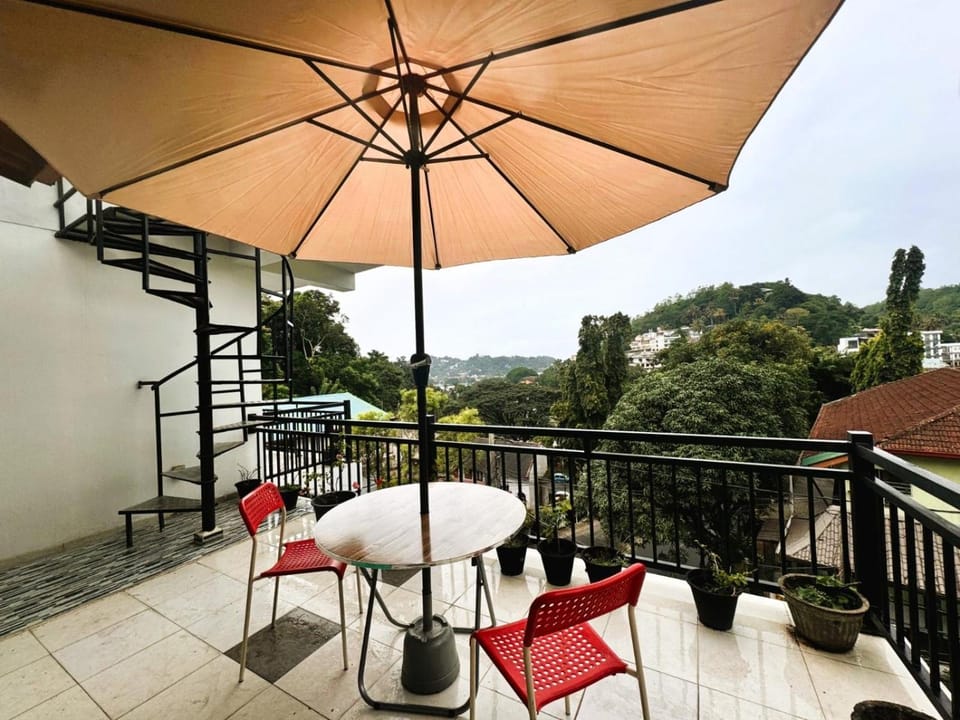 Misty Hills Lakeview Lounge Lodge in Kandy