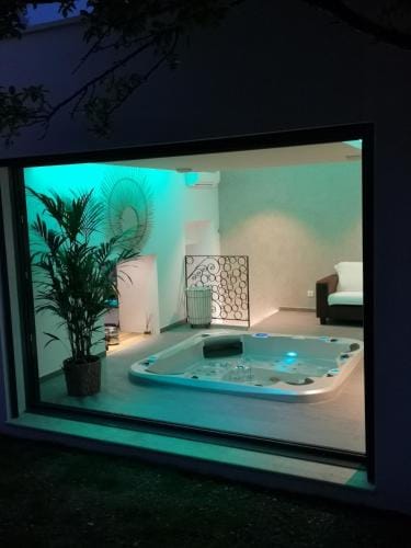 Cocon D'amour En Luberon - Chambre Spa a proximite de l'Isle sur la Sorgue Hotel in Provence-Alpes-Côte d'Azur