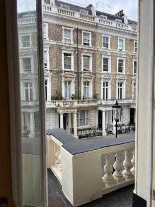 Newly refurbished - Awesome 3 bedroom Notting Hill very central with a balcony Hotel in City of Westminster