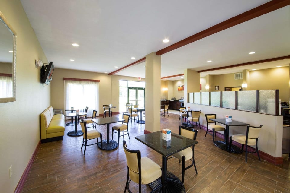 Comfort Suites Airport South Hotel in Montgomery
