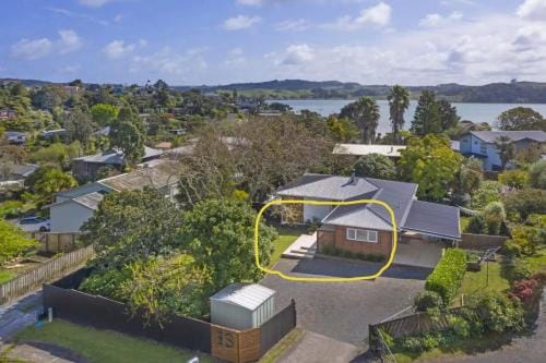 Chalet Sol Hotel in Raglan
