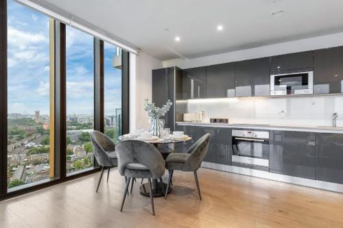 Sky High Luxury 2 Bed Flat with Jaw Dropping Views Hotel in England