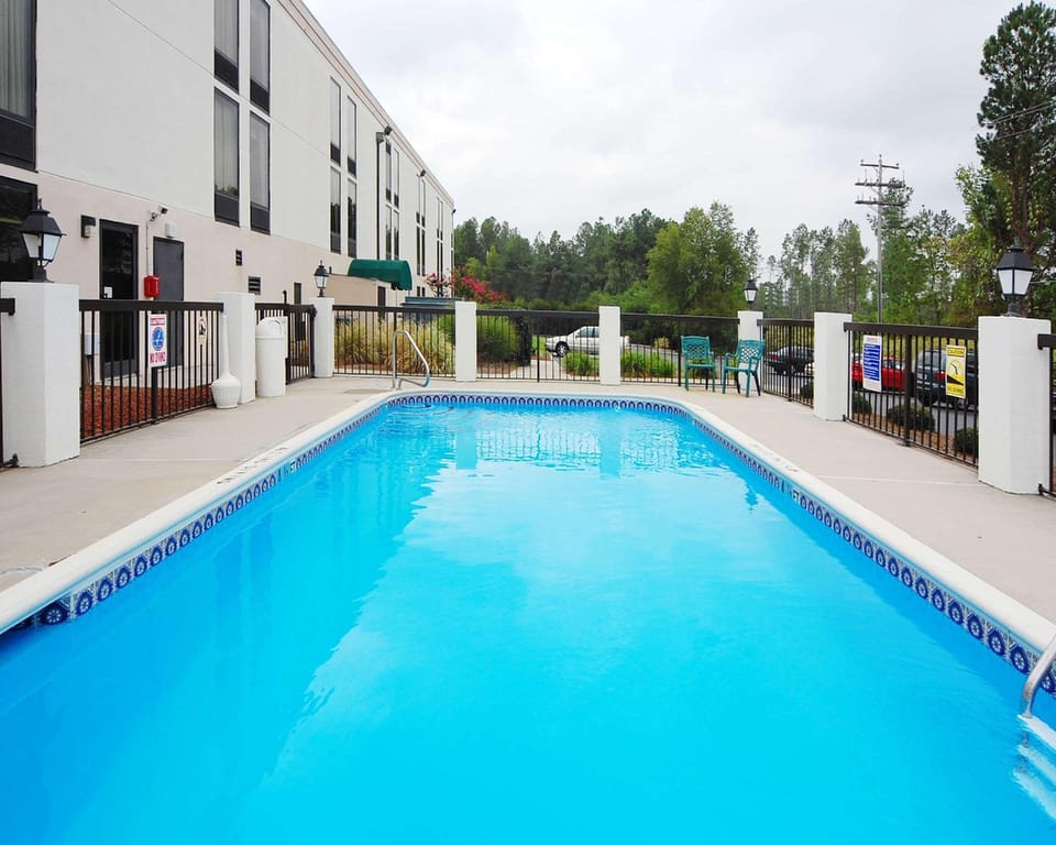 Swimming pool [outdoor]