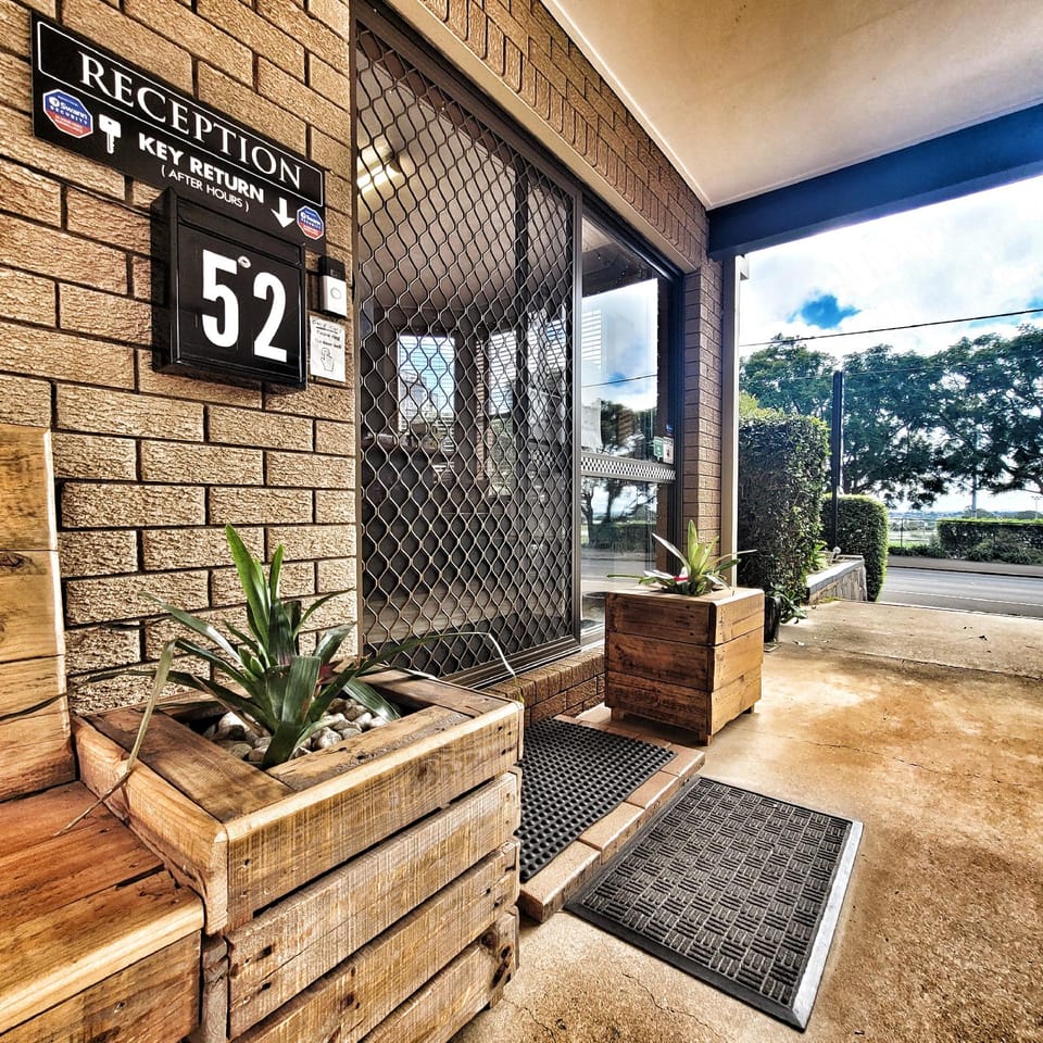 A Raceview Motor Inn Motel in Toowoomba