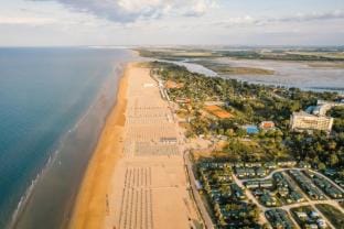 Airy apartment with balcony-Beahost Hotel in Bibione